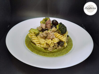 Pasta broccoli, salsiccia, acciughe e olive nere