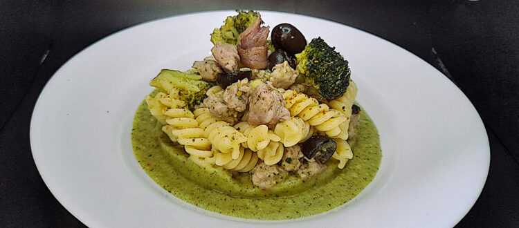 Pasta broccoli, salsiccia, acciughe e olive nere