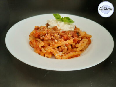 Pasta salsiccia e burrata, la festa é assicurata