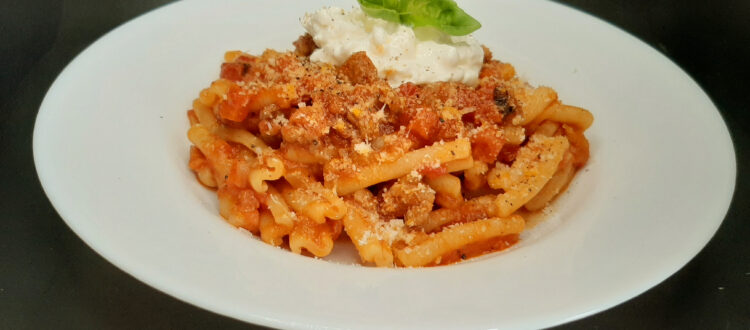 Pasta salsiccia e burrata, la festa é assicurata