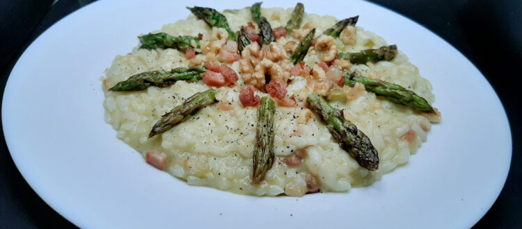 Risotto asparagi, speck e noci
