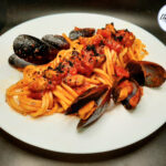 Spaghetti strepitosi con cozze e aglio nero