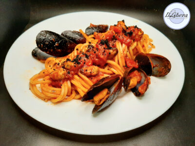 Spaghetti strepitosi con cozze e aglio nero